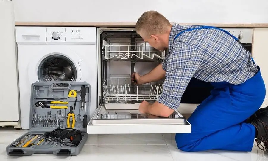 Turgutlu Hotpoint servisi teknisyen ekibi beyaz eşya tamiri yaparken